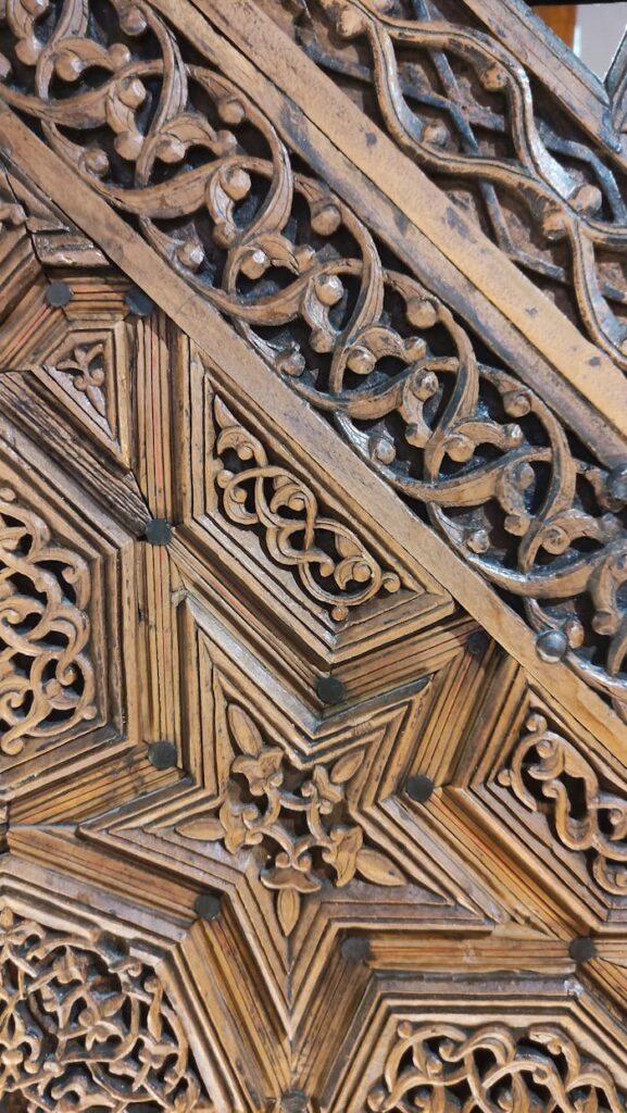 pexels-photo-32992762 Decorazioni intagliate in legno a Nogara